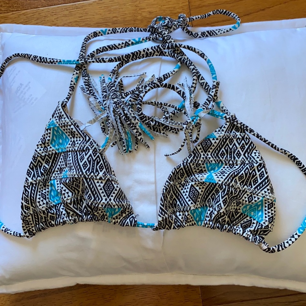 Acacia top. Size small. Triangle top. Adjustable ties.